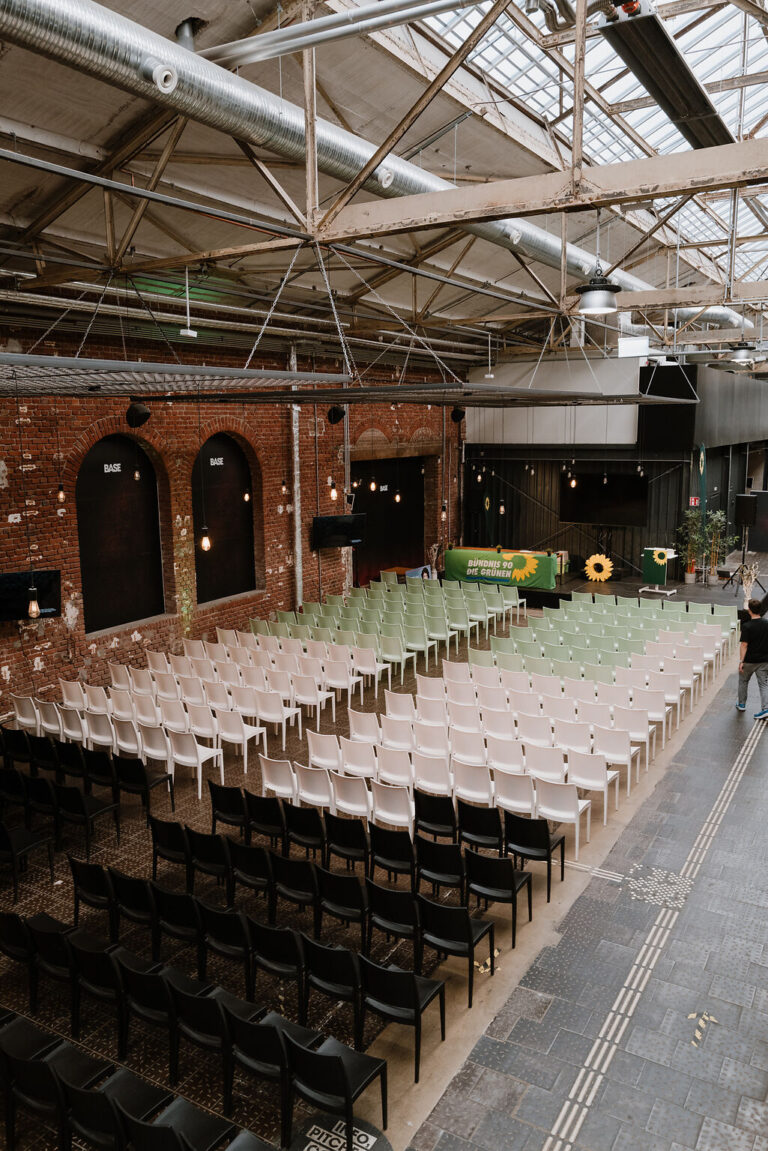 Ein Raum mit Stuhlreihen, ideal für Kultur & private Feiern oder Catering im BASE Köln - Eventlocation für Business.