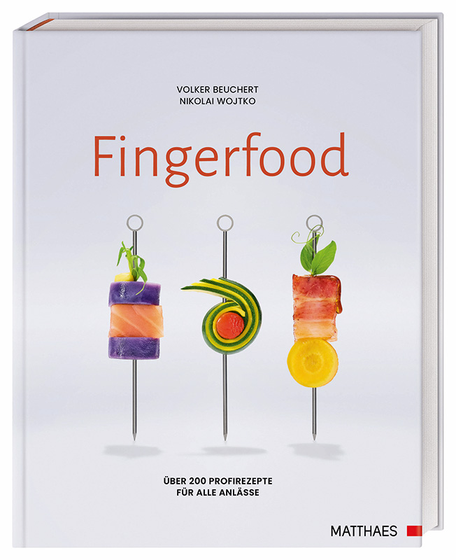 Das Buchcover von Fingerfood zeigt drei kunstvolle Spieße mit bunten Zutaten auf weißem Hintergrund, inspiriert von den lebhaften kulinarischen Szenen in Philara 14 Places.