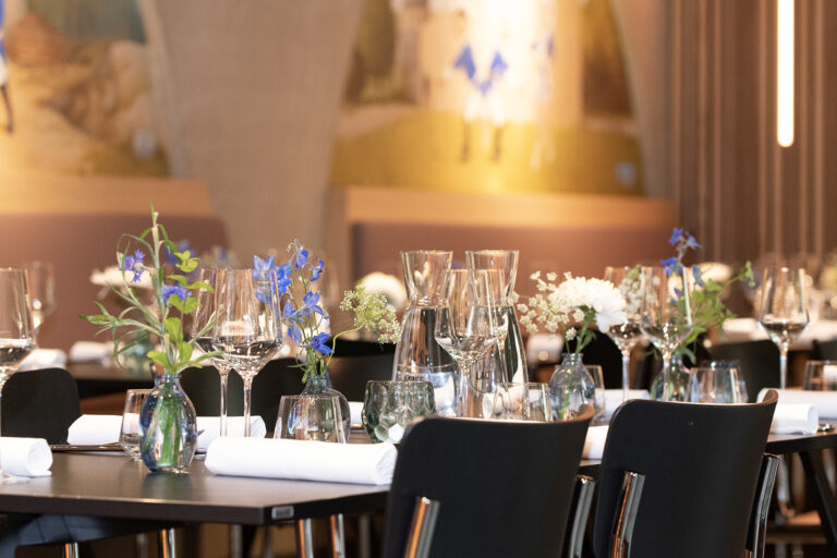 Elegant gedeckte Tische mit Gläsern und Deko im Sachsenturm Köln.
