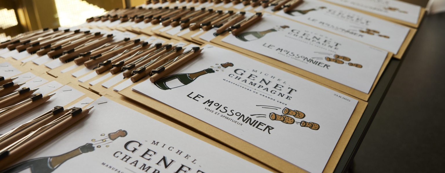 Reihenweise Klemmbretter mit "Michel Genet Champagne"-Flyern und Stiften auf einem Tisch im hellen Sachsenturm Köln, vorbereitet von Kirberg Catering.